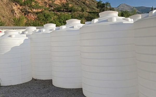 化工液体储存注意事项——选对PE秦安塑料桶避免安全隐患