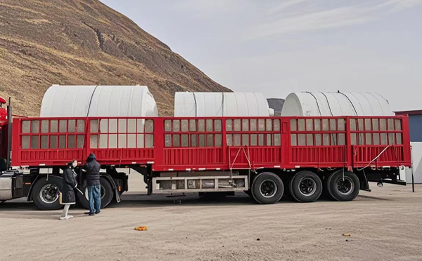 秦安塑料桶装车完毕准备运输中