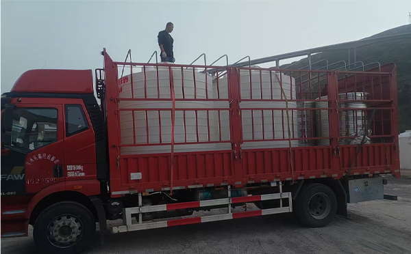 秦安立式运输桶安排发货现场